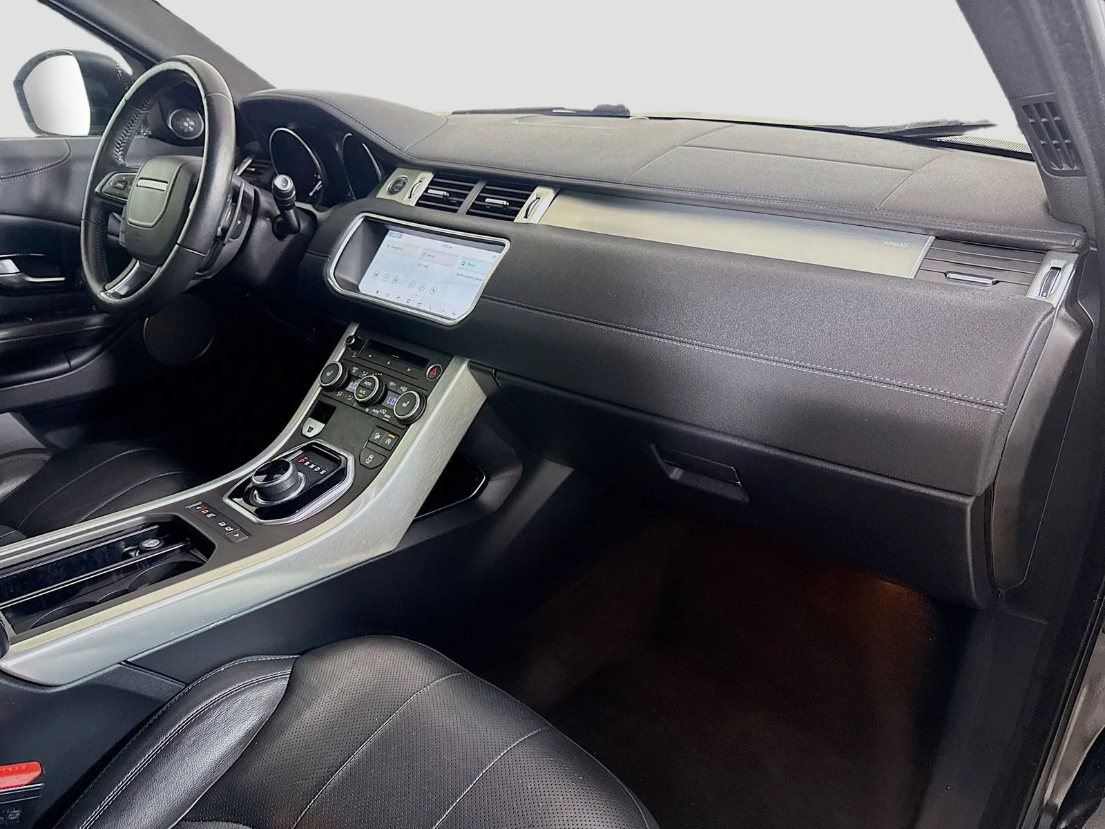 Used 2017  Land Rover SE image 26