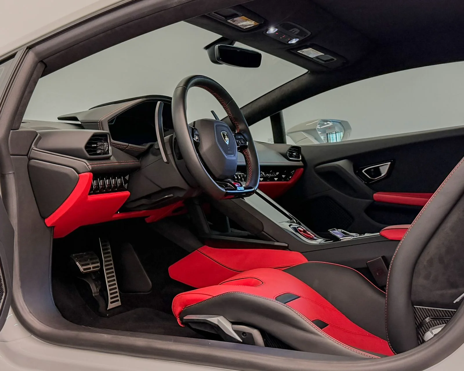 Used 2022  Lamborghini Base image 15