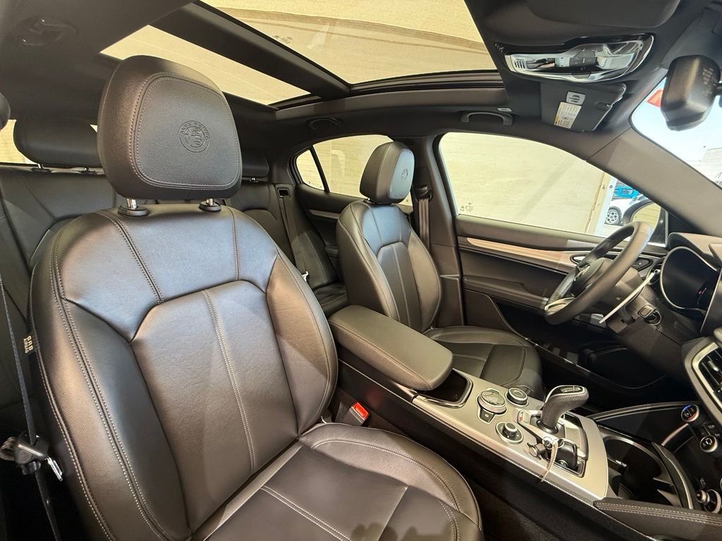 New 2025 Vesuvio Gray Metallic Exterior Paint Alfa Romeo Base image 14