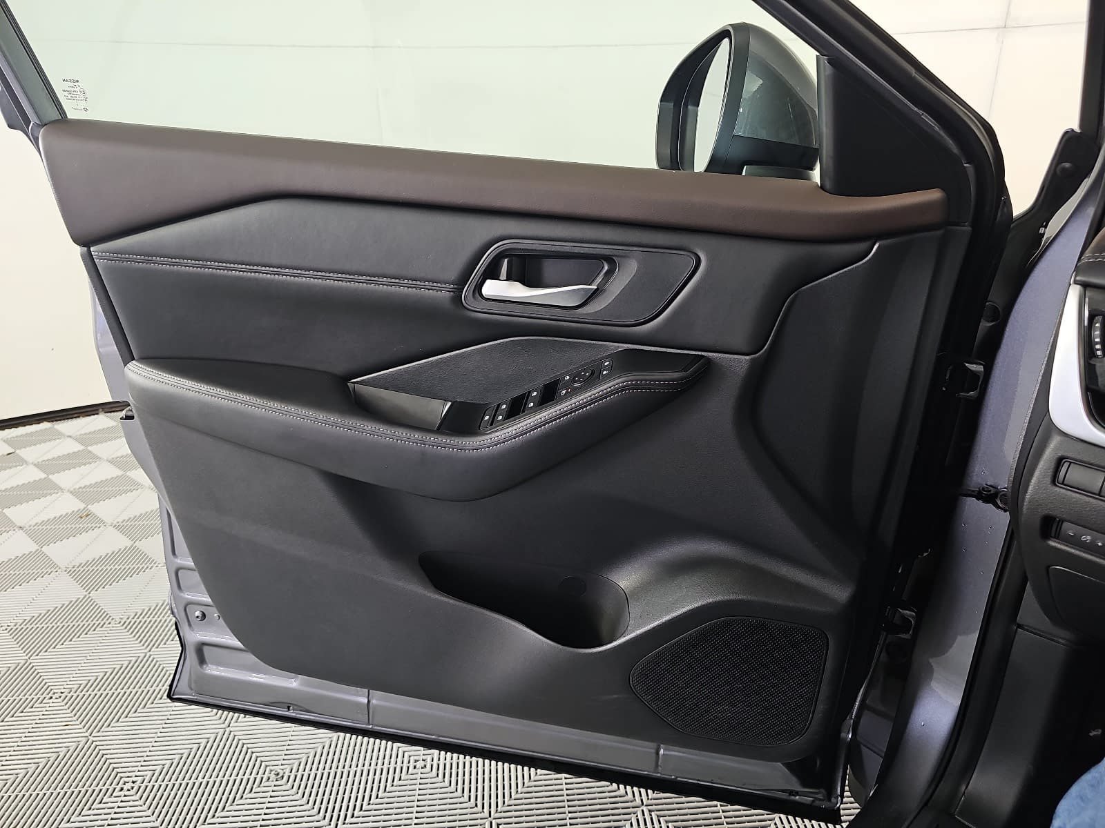 Used 2022 Gray Nissan SV image 26