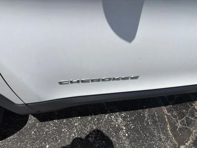 Used 2020 White Jeep Latitude image 12