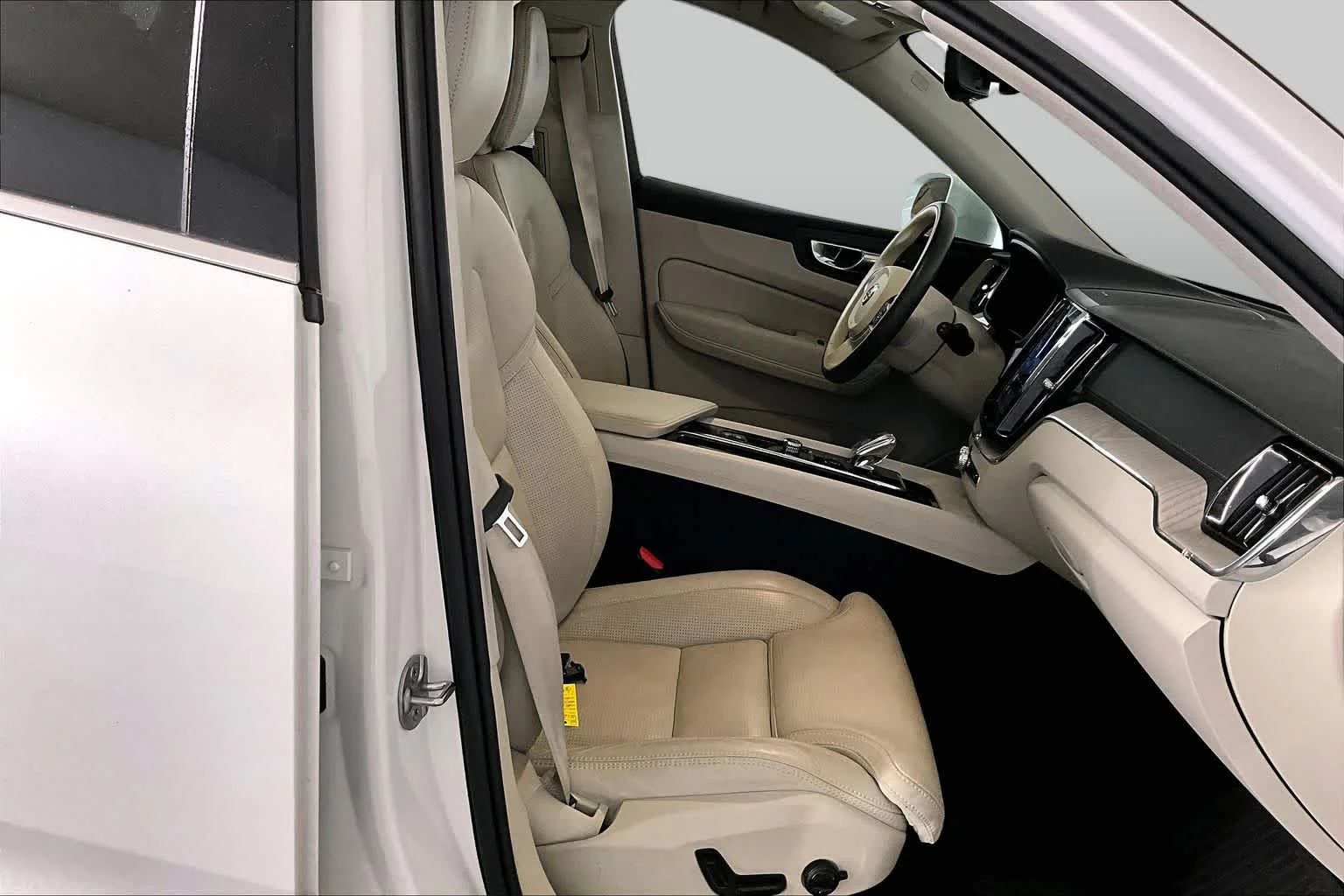 Used 2022 Crystal White Metallic Volvo Inscription image 8