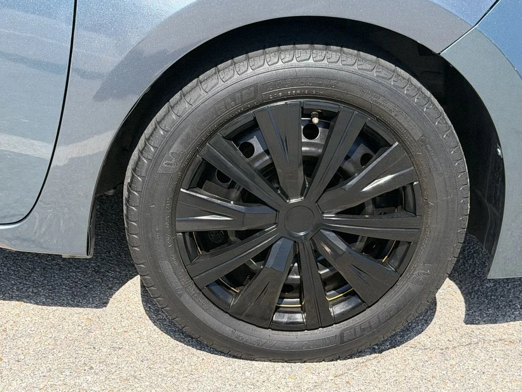 Used 2015 Gray Toyota LE image 9