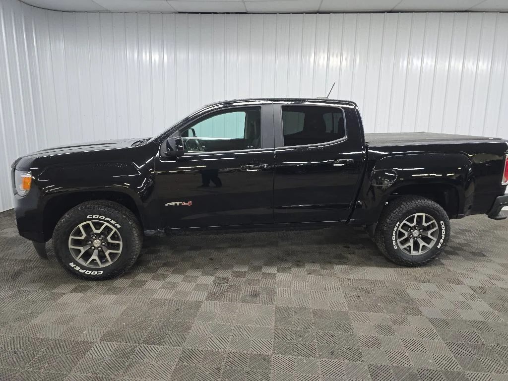 Used 2022 Black GMC AT4 w/Cloth image 5