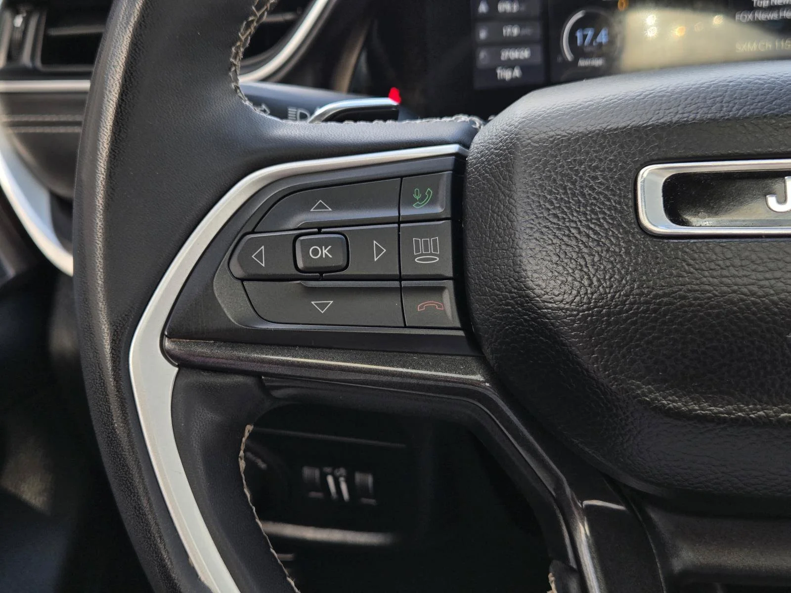 Used 2023 Diamond Black Crystal Pearlcoat Jeep Altitude image 14