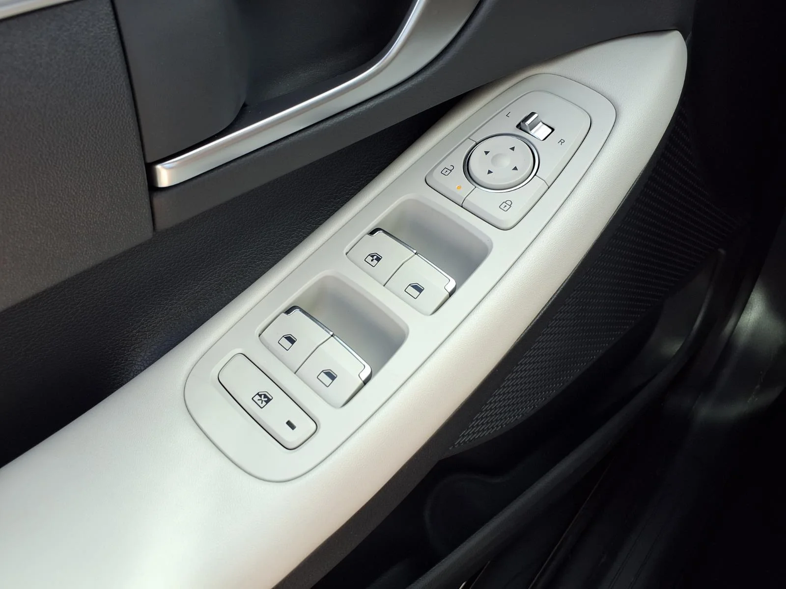 Used 2025 Black Hyundai SE image 11