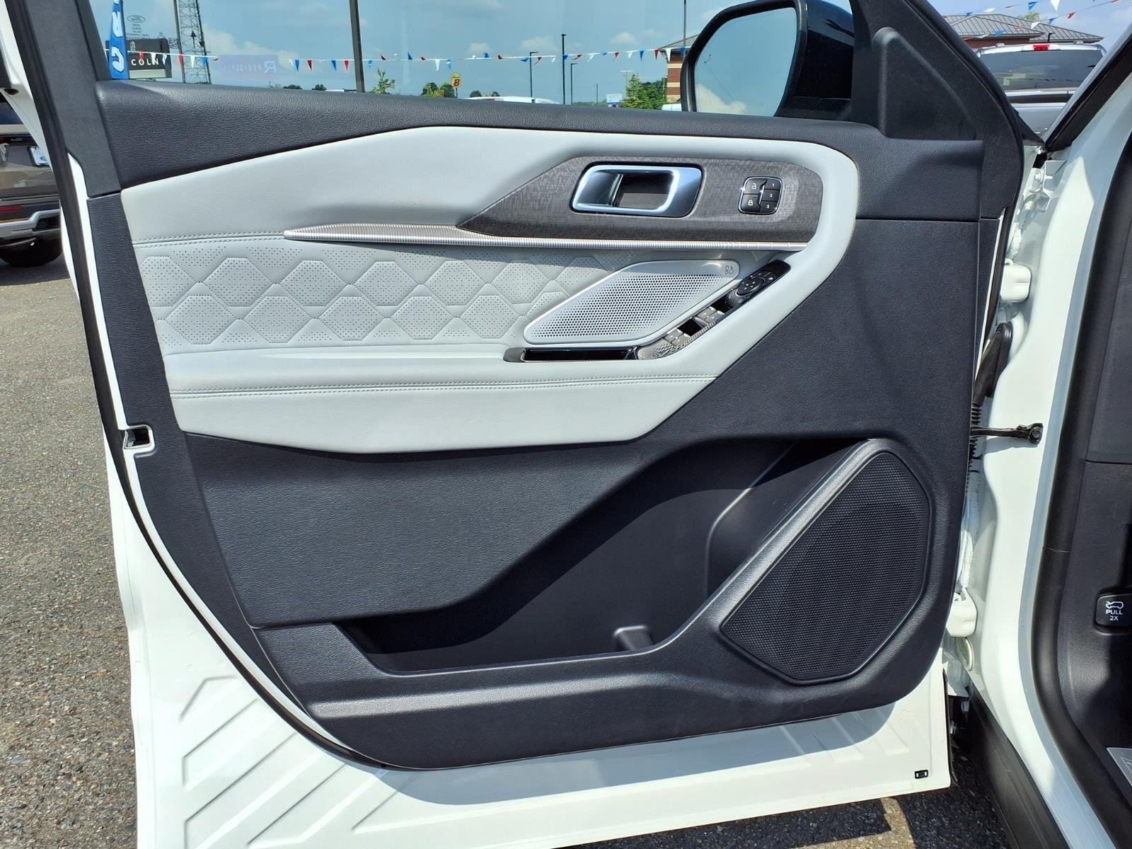 New 2026 Star White Metallic Tri-Coat Ford Platinum™ image 30