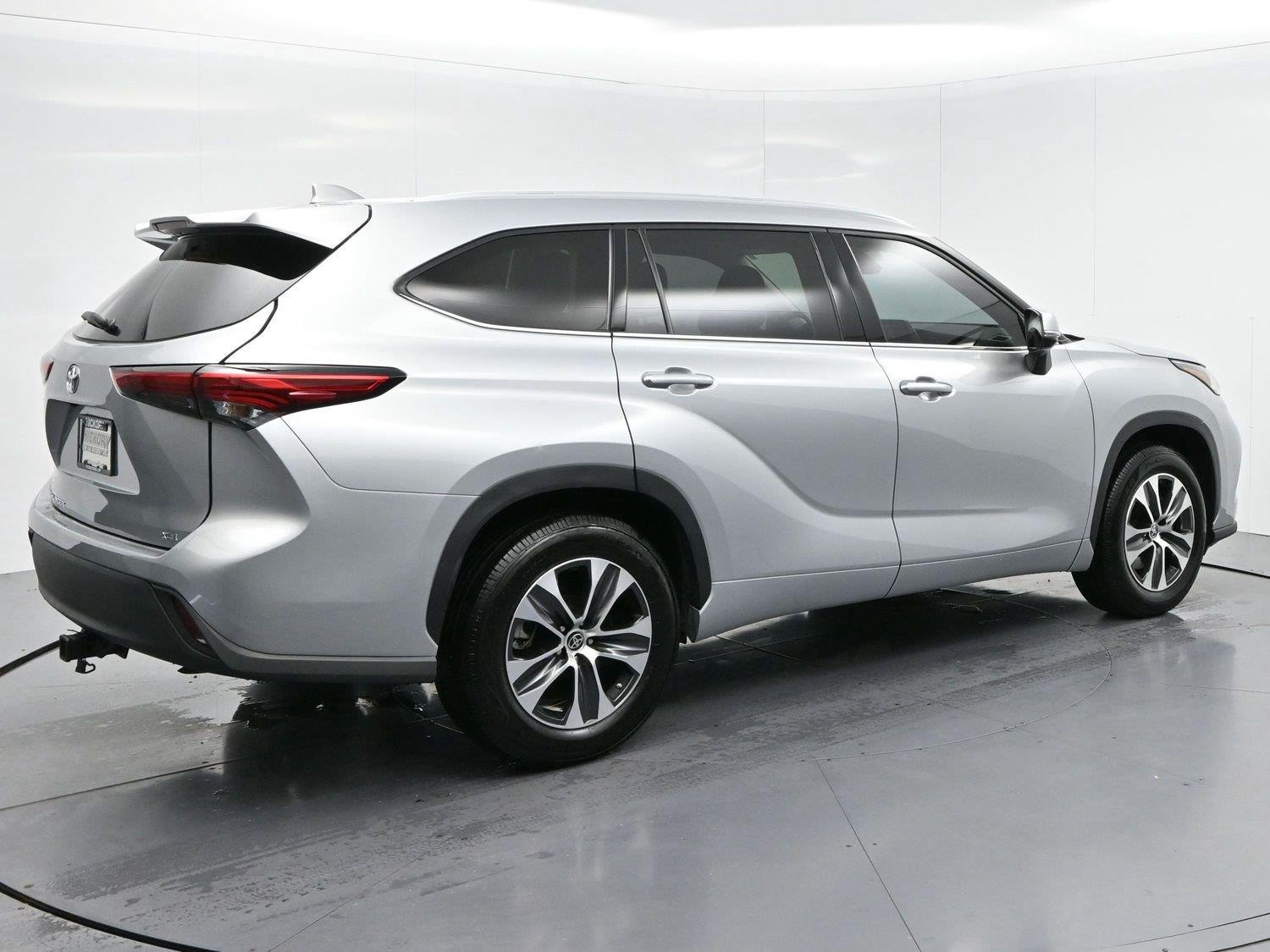 Used 2022 Celestial Silver Metallic Toyota XLE image 7