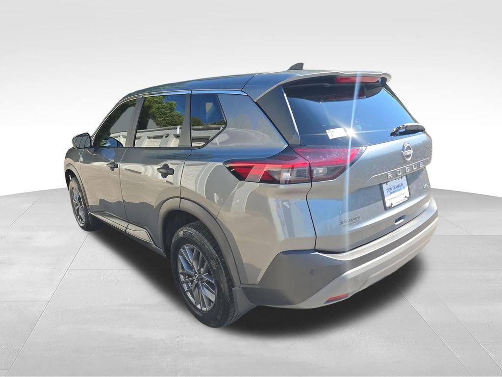 Used 2023 Gray Nissan S image 3