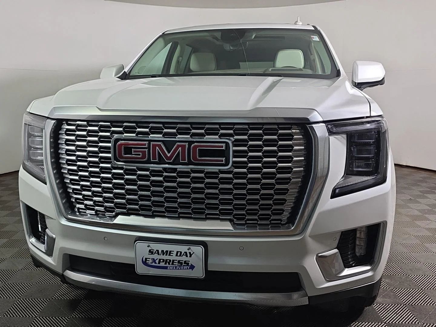 Used 2024 White Frost Tricoat GMC Denali image 8