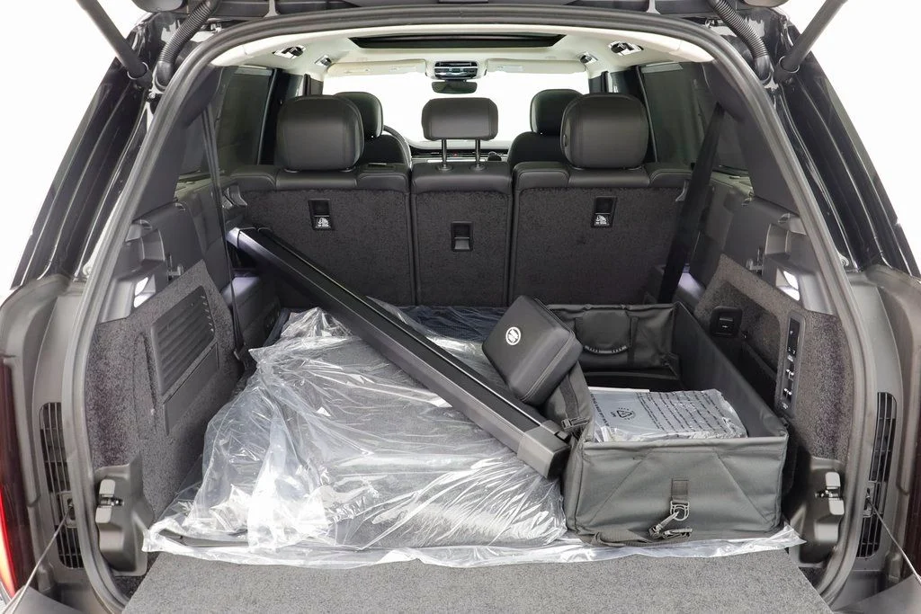 New 2025 Black Land Rover SE LWB 7 Passenger image 19