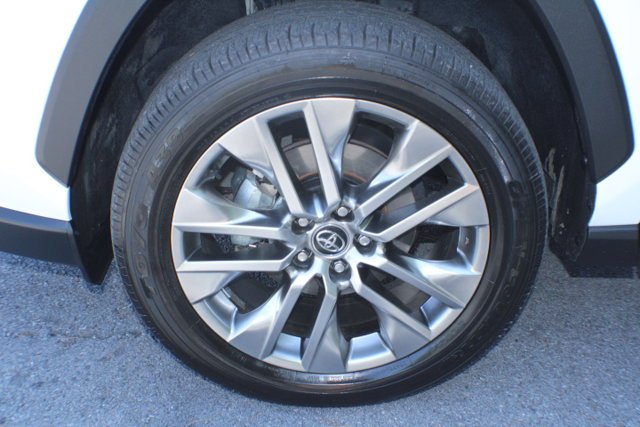 Used 2020 Super White Toyota XLE Premium image 5