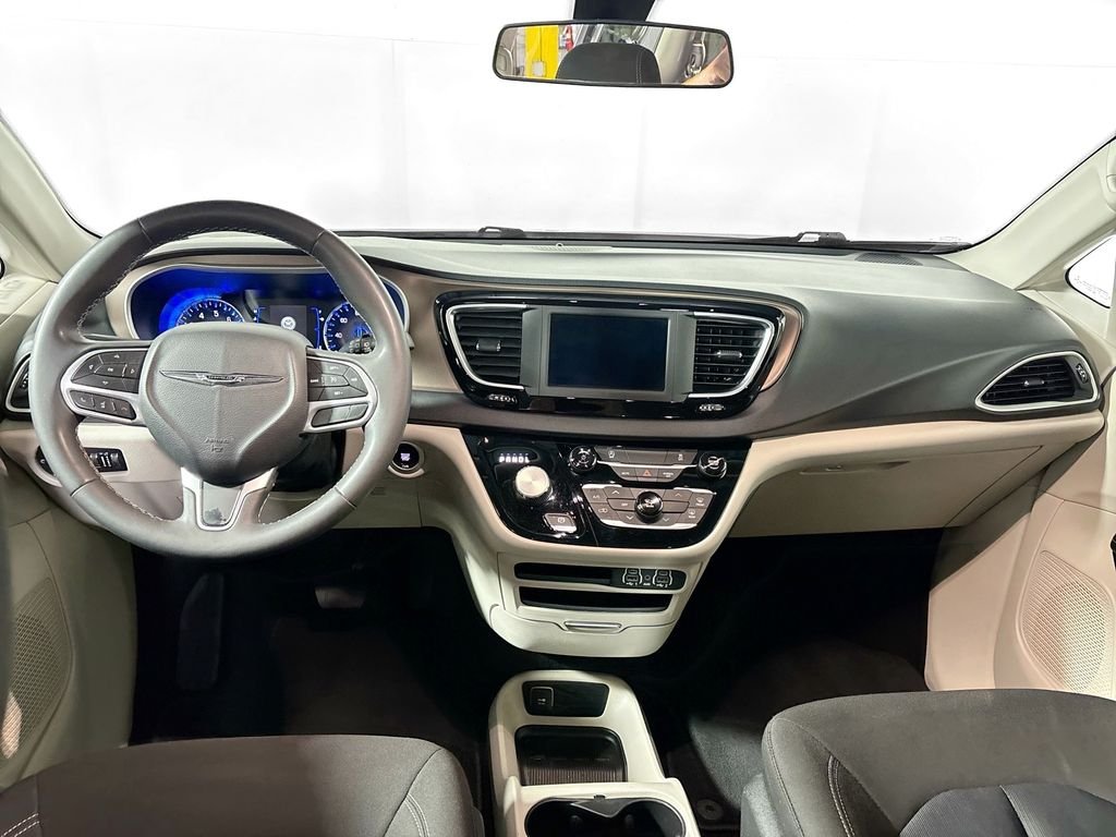 Used 2022 Bright White Clearcoat Chrysler LX image 12