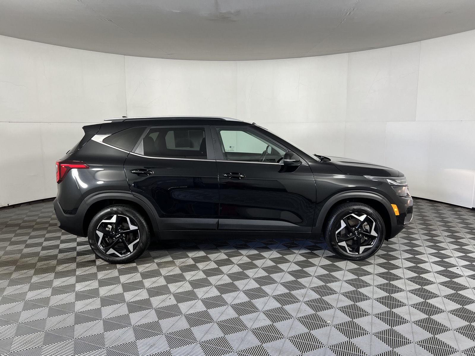 Used 2024 Fusion Black Kia EX image 11