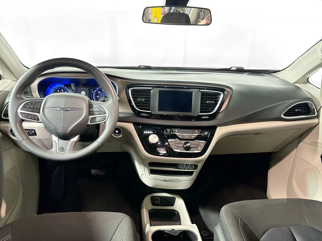 Used 2022 White Chrysler LX image 12