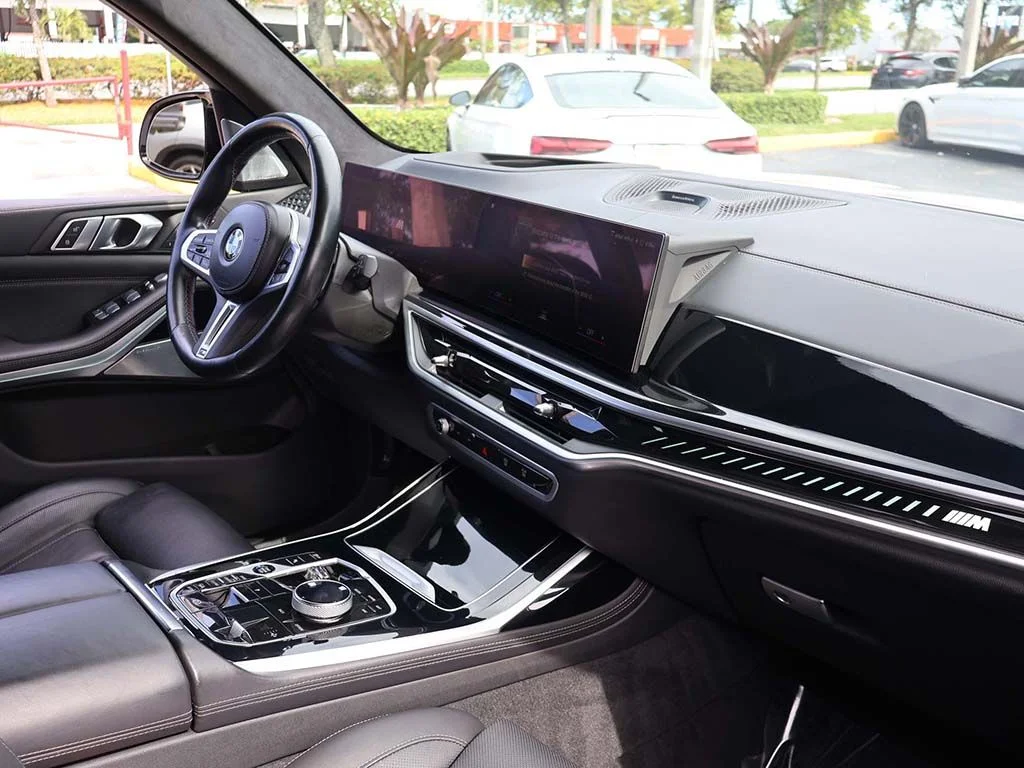 Used 2023 White BMW M60i image 37