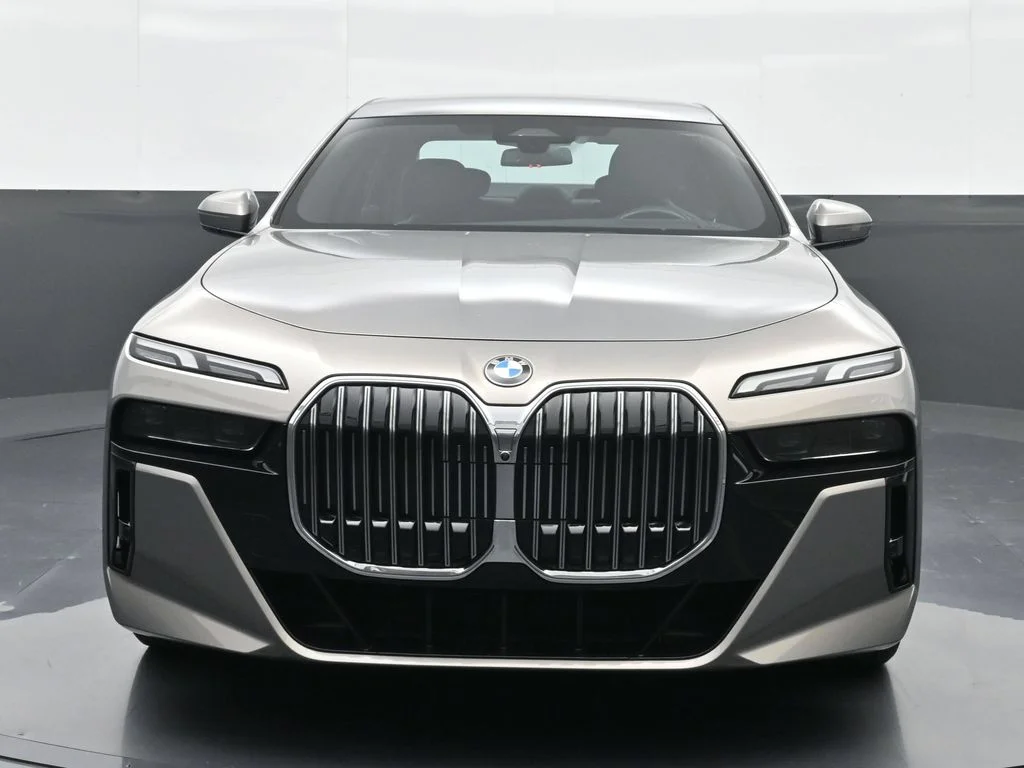 Certified Used 2023 Oxide Grey Met BMW 740i image 6