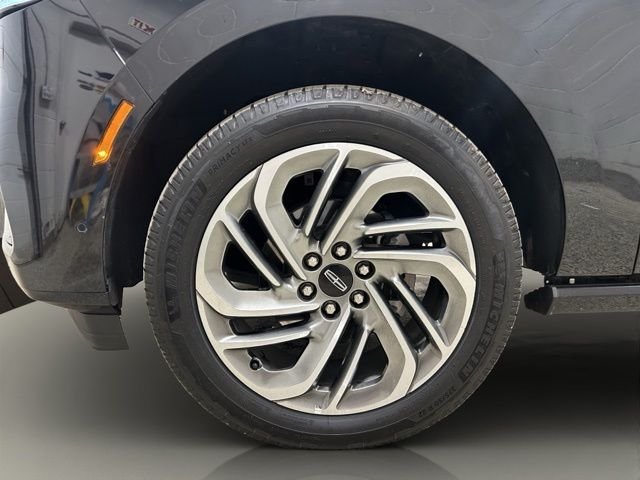 Used 2025 Black Lincoln Reserve image 25