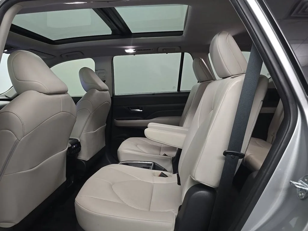 Used 2025 Silver Toyota XLE image 10