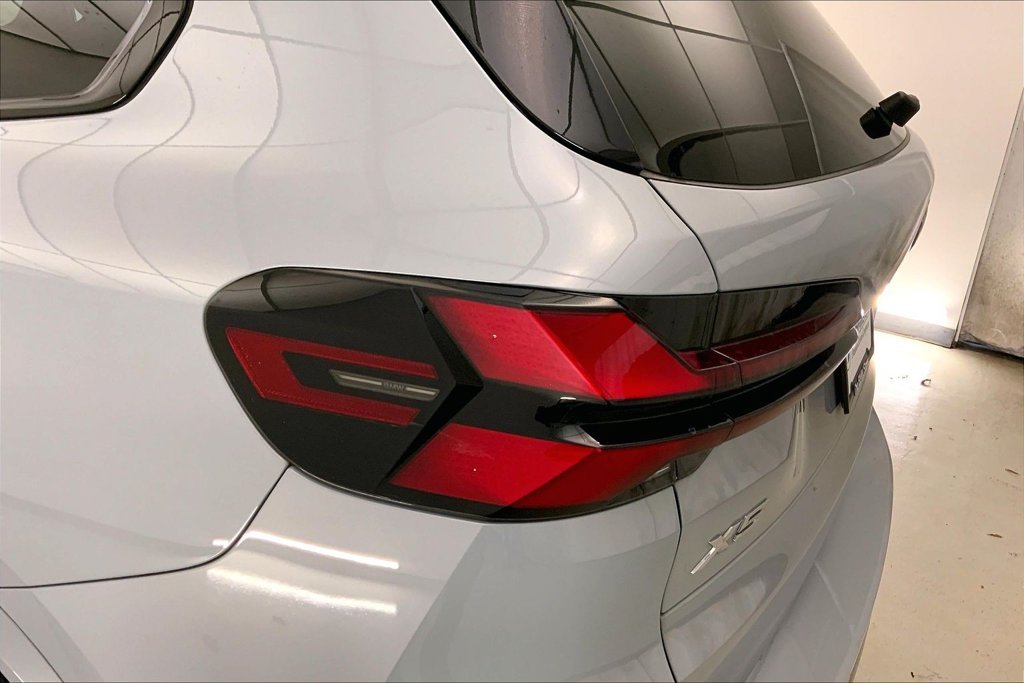 Used 2024 Gray Metallic BMW xDrive40i image 28