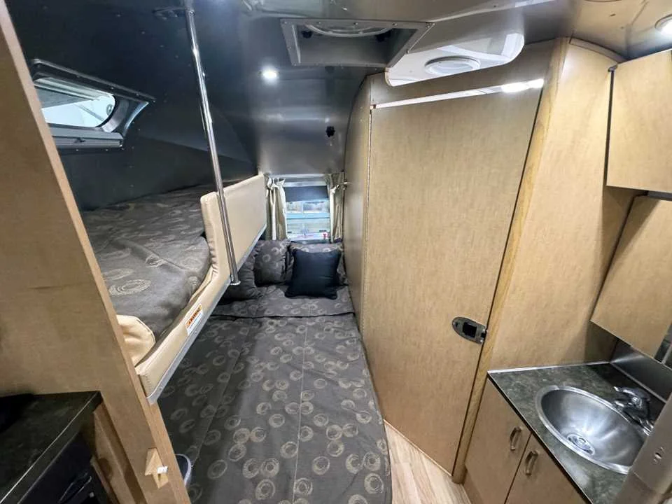 Used 2017 SILVER AIRSTREAM  image 18