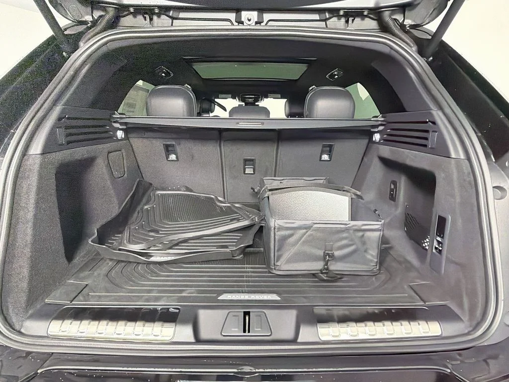 New 2027 Santorini Black Land Rover Dynamic SE image 28