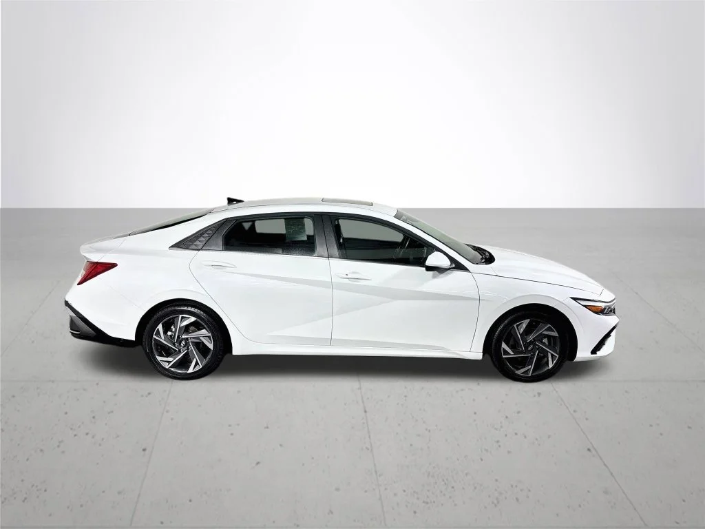 Used 2025 White Hyundai SEL Convenience image 5