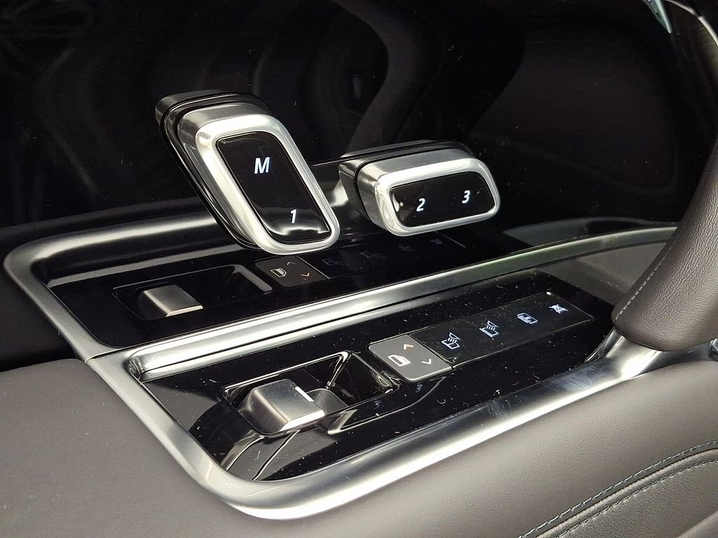 New 2026 Carpathian Grey Land Rover SE image 7