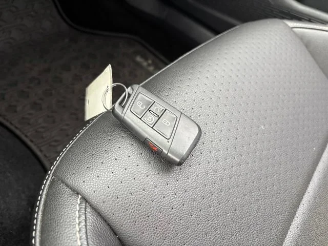 Used 2023 Silver Metallic Volkswagen SE image 22