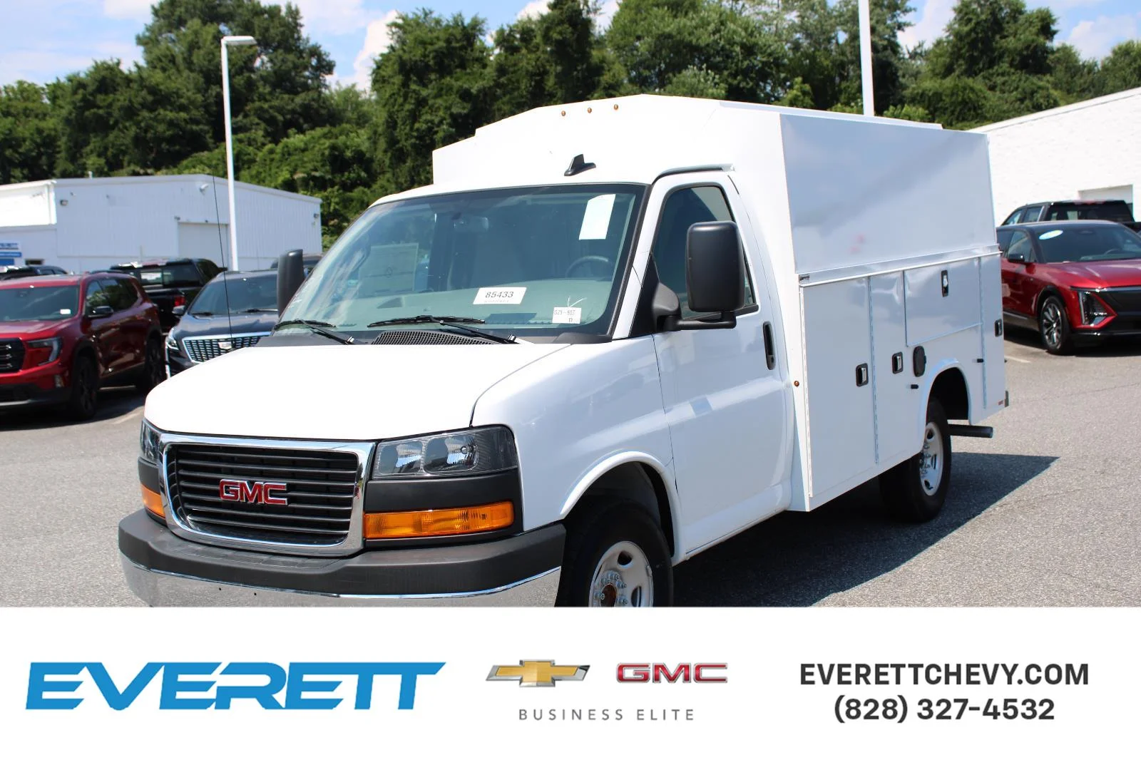 New 2025 Summit White GMC 1WT image 1