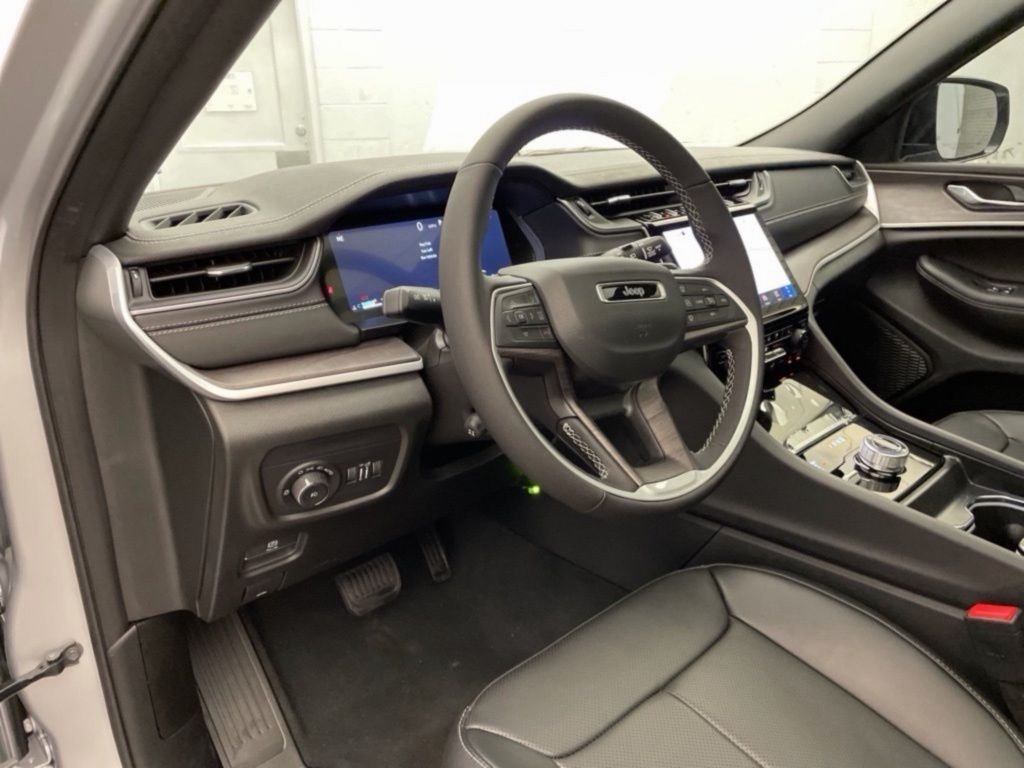 New 2025 Silver Zynith Exterior Paint Jeep Limited image 16