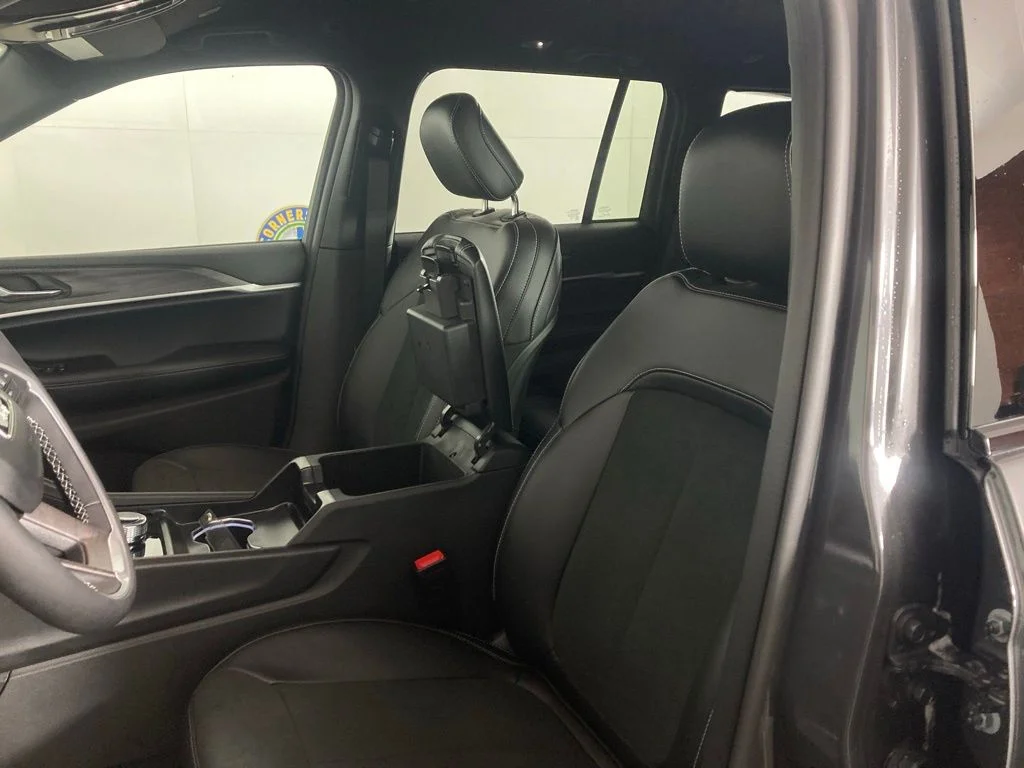 New 2026 Baltic Gray Metallic Clear-Coat Exterior Paint Jeep Altitude image 9
