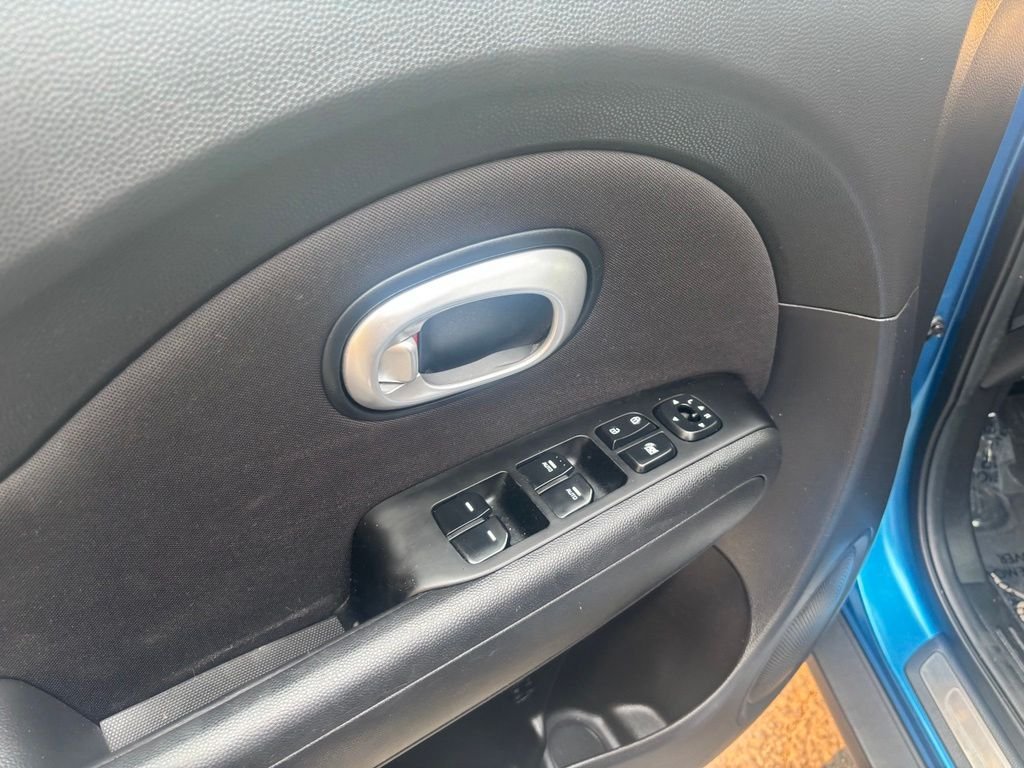 Used 2016 Blue Kia Plus image 17