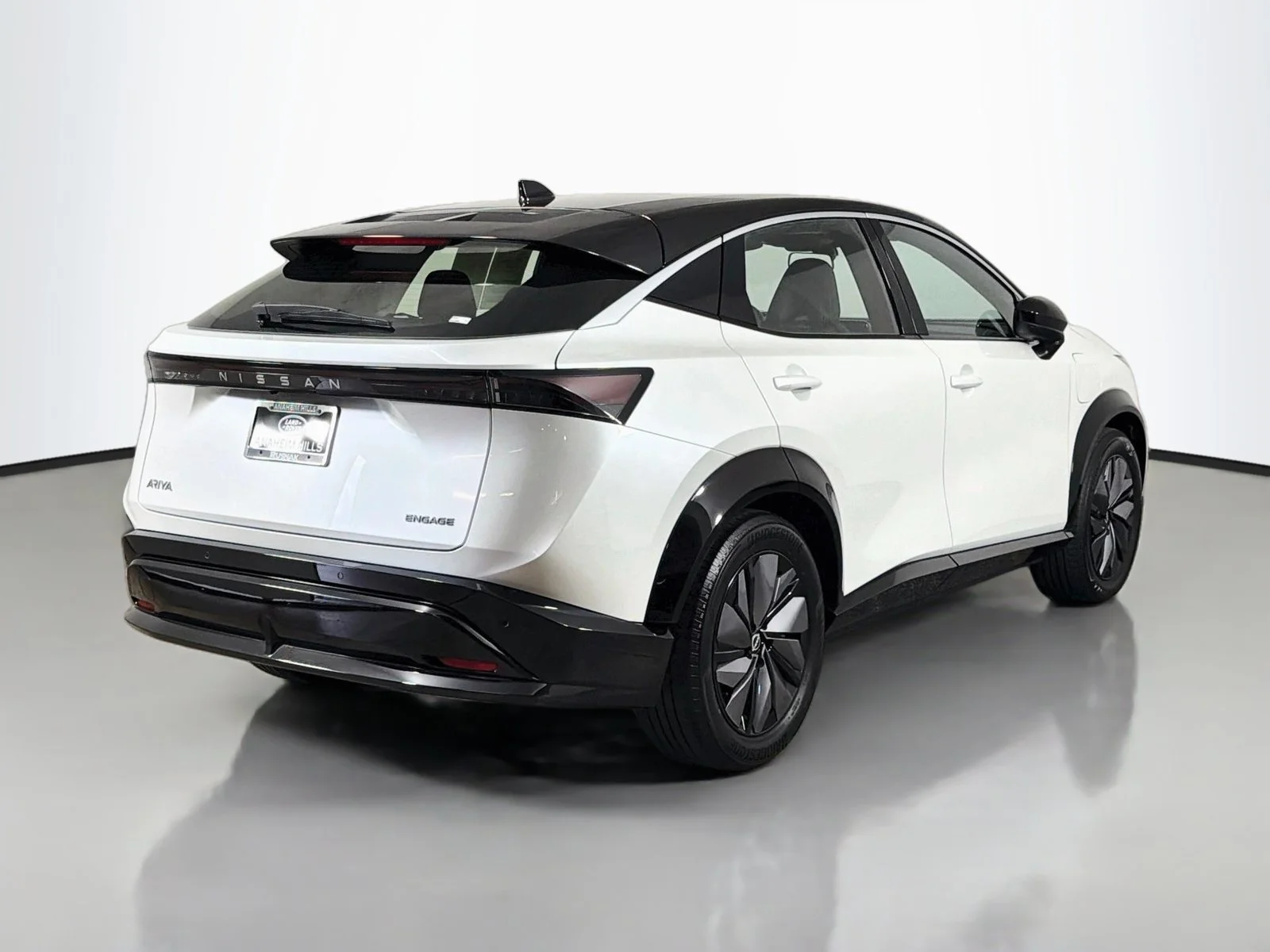 Used 2024 Everest White Pearl Tricoat/Black Diamond Pearl Nissan ENGAGE image 5