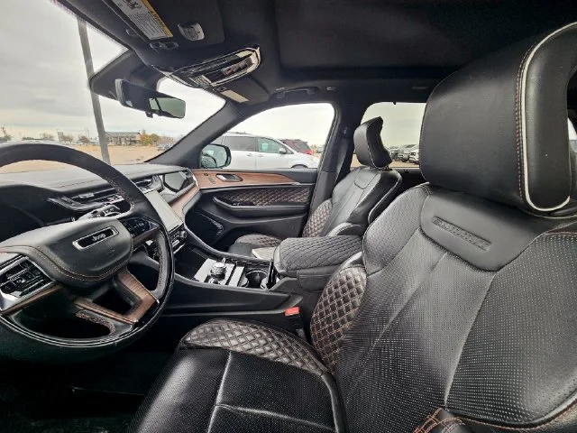 Used 2023  Jeep Summit image 15