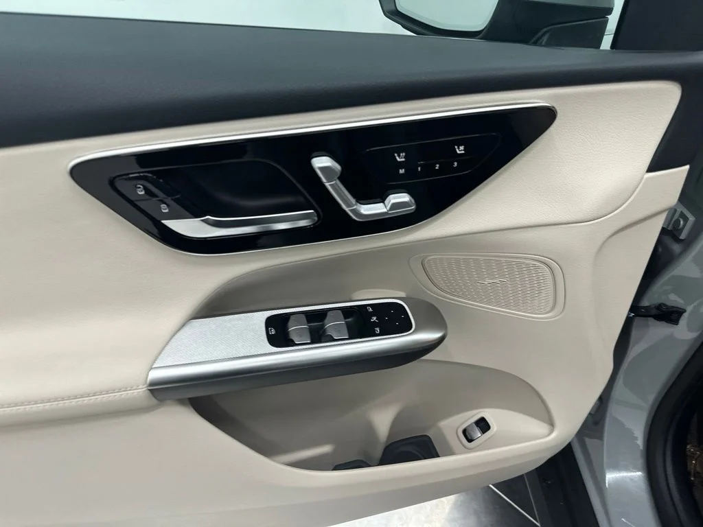 New 2027 White Mercedes-Benz GLC 300 image 14