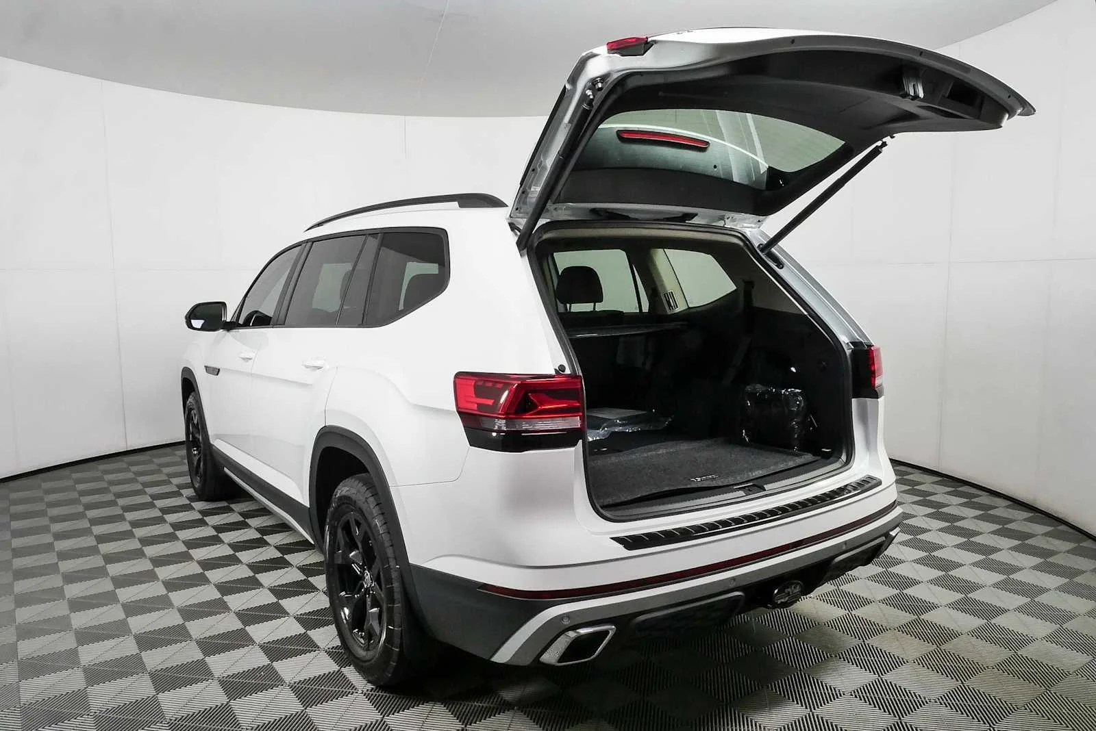 New 2026 Opal White Pearl Volkswagen 2.0T Peak Edition image 33