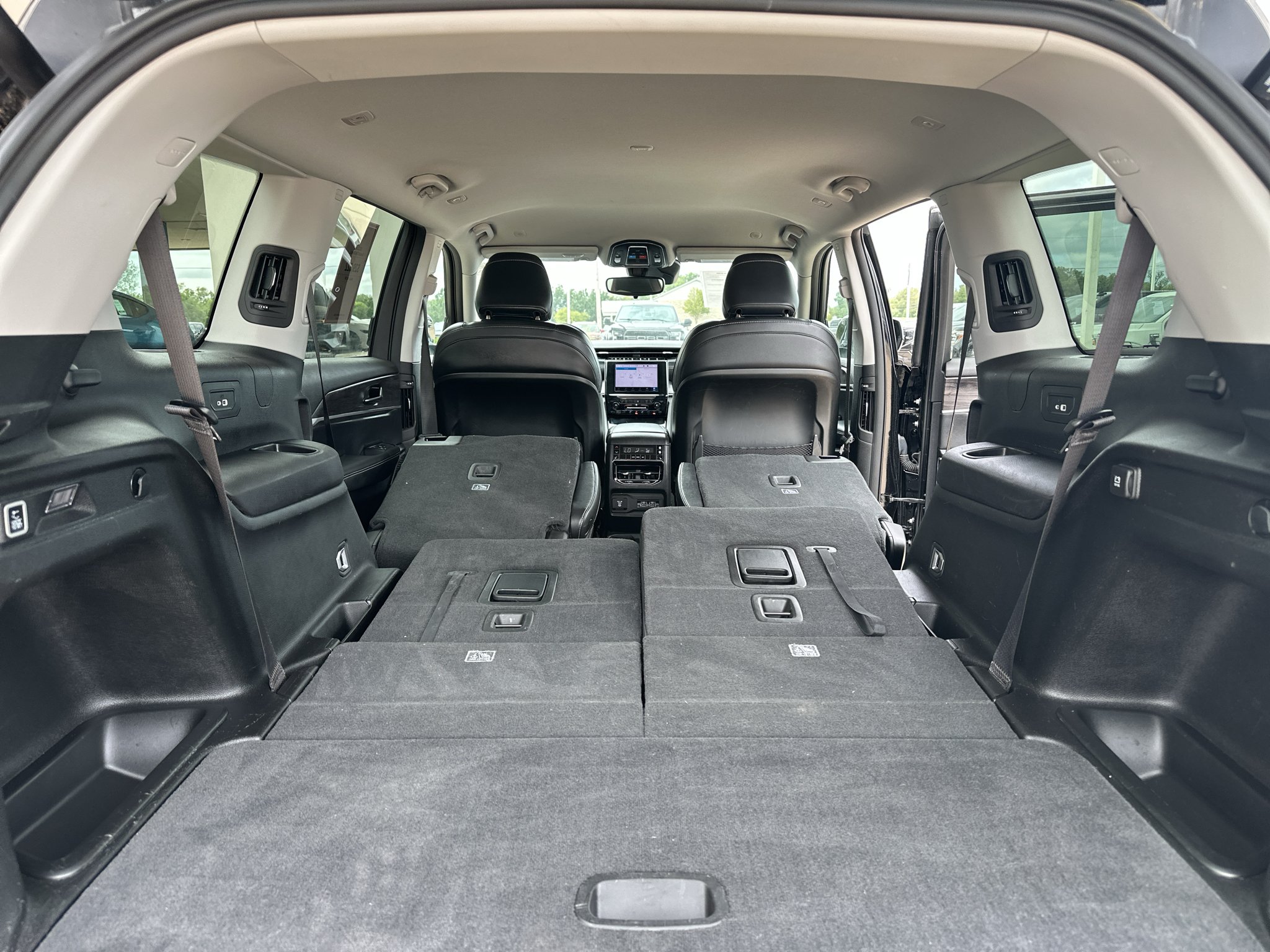 Used 2022 Diamond Black Crystal Pearlcoat Jeep Limited image 39