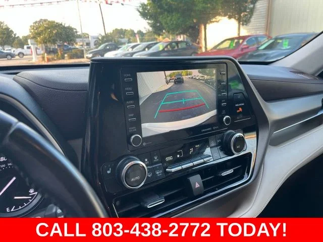 Used 2020 White Toyota XLE image 25