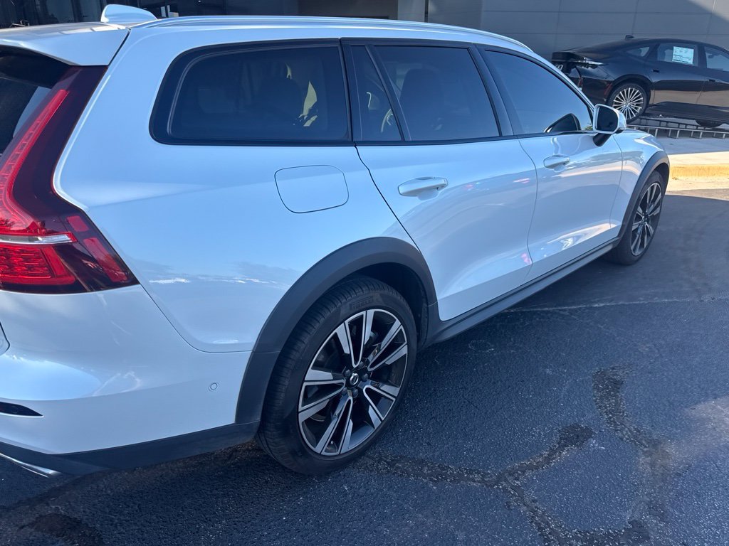 Used 2022 White Volvo T5 image 5