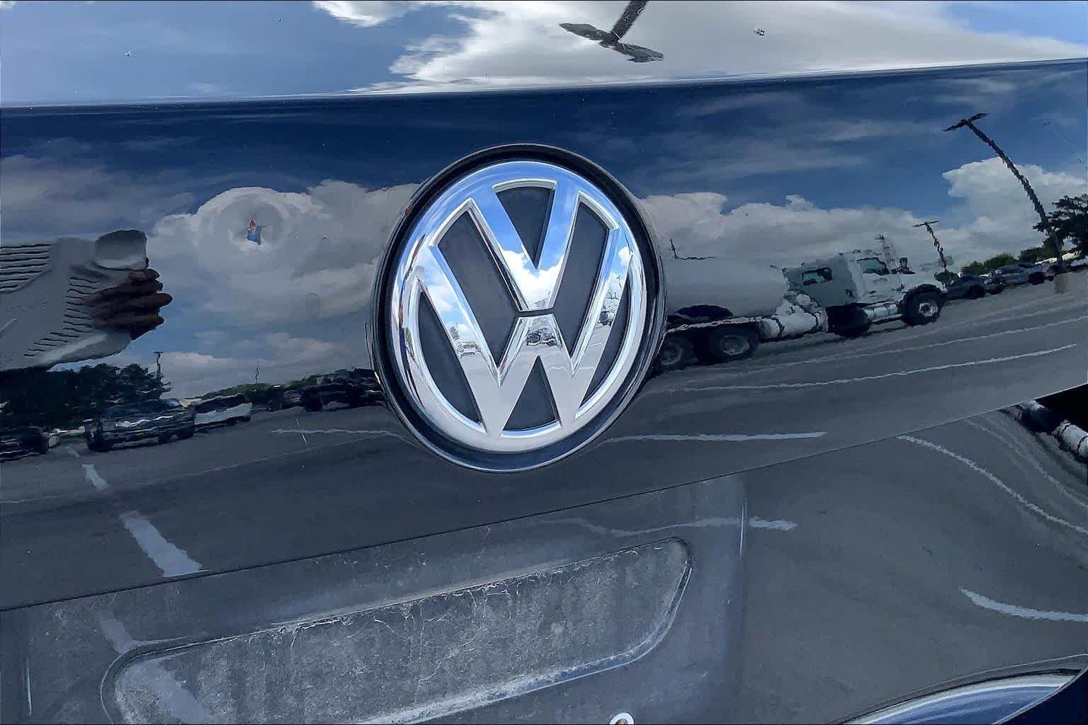 Used 2015 Candy White Volkswagen 1.8T S image 29