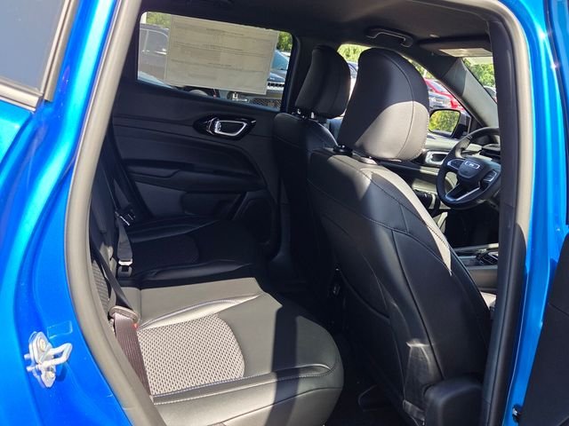 New 2026 Hydro Blue Pearl-Coat Exterior Paint Jeep Latitude image 15