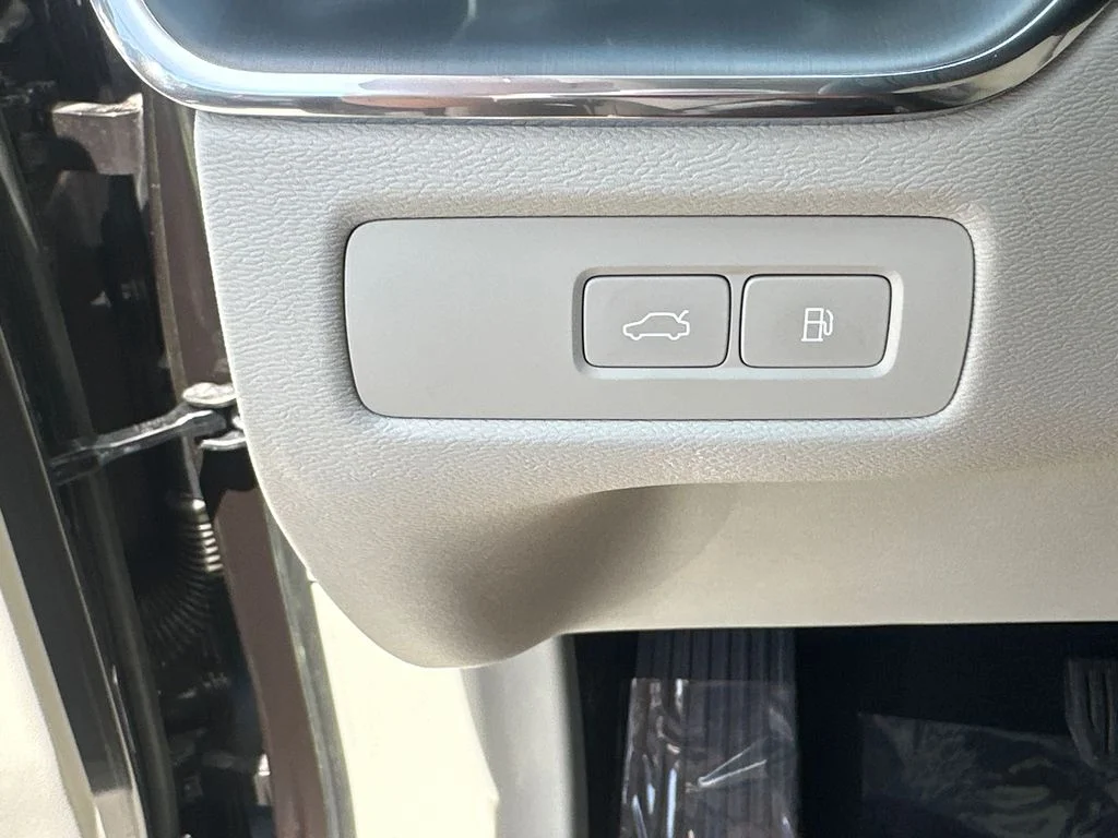 Used 2023  Volvo T8 Core Bright Theme image 31