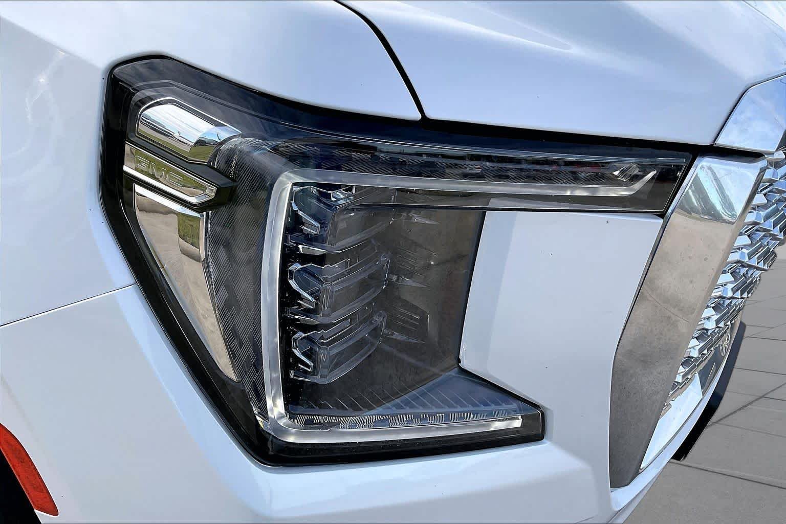 Used 2022 White Frost Tricoat GMC Denali image 27