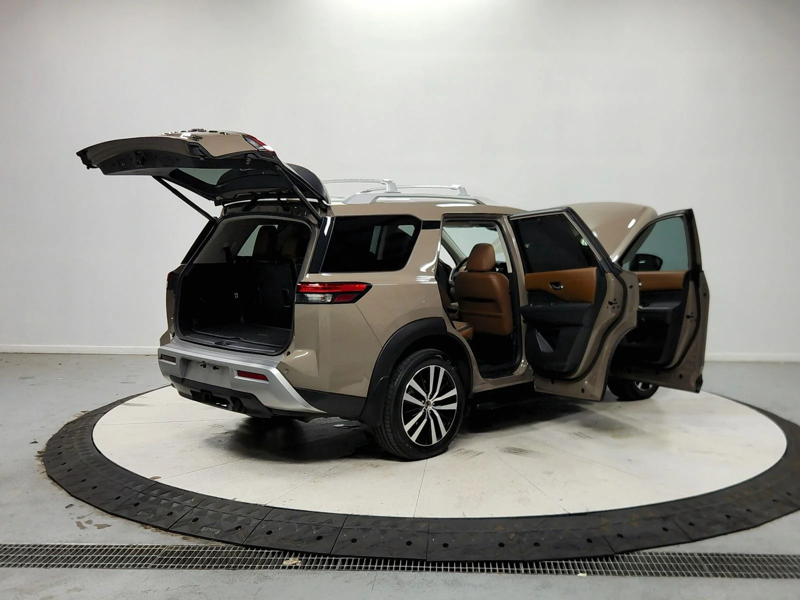 Used 2023  Nissan Platinum image 16