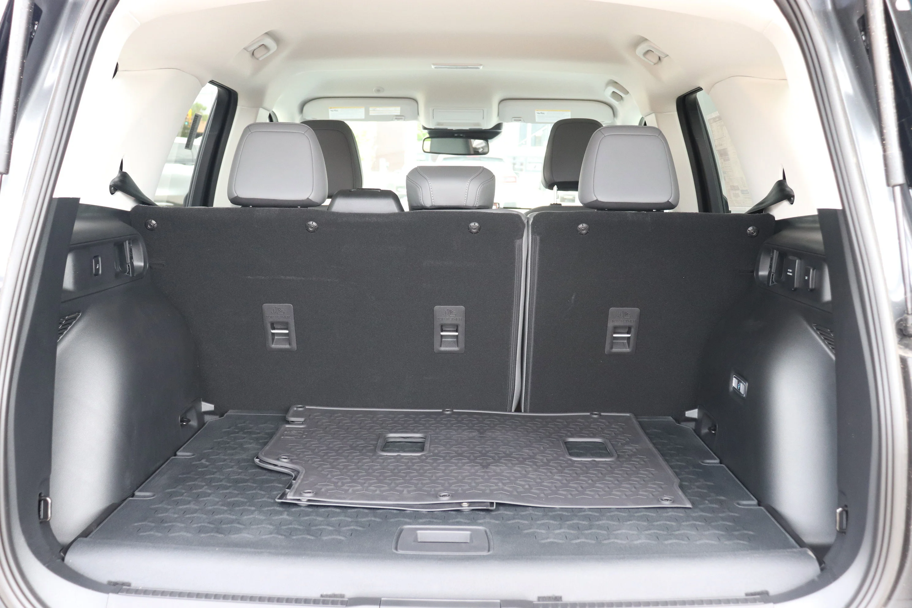 New 2026 CARBONIZED GREY Ford Badlands image 6