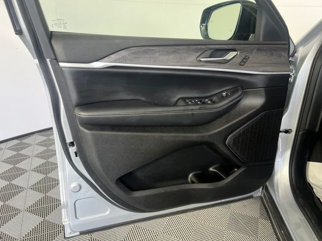 Used 2023 Silver Jeep Limited image 18