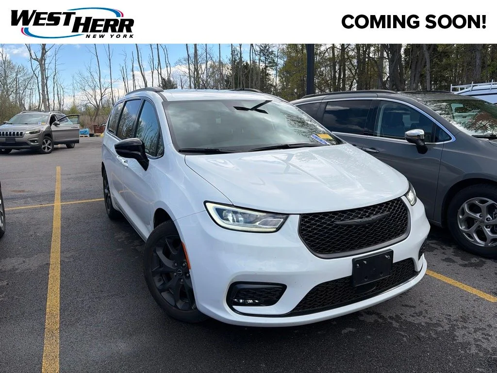 2026 Chrysler Pacifica Select's photo