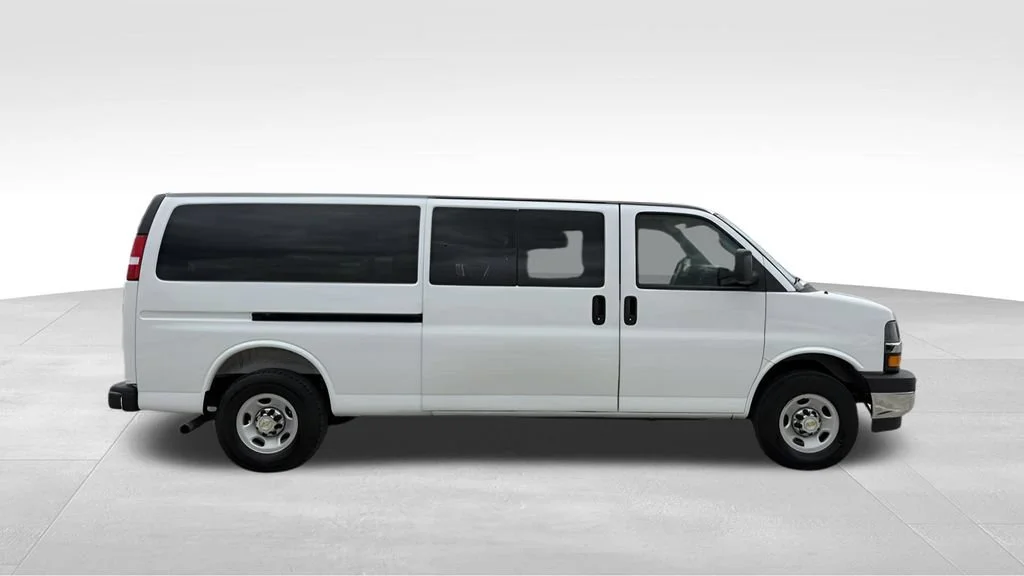 Used 2025 Summit White Chevrolet 1LT image 11