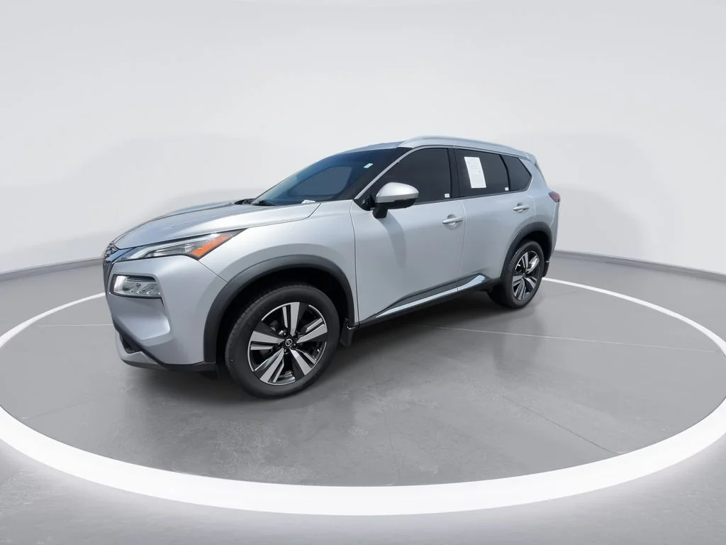Used 2021 Silver Nissan SL image 4